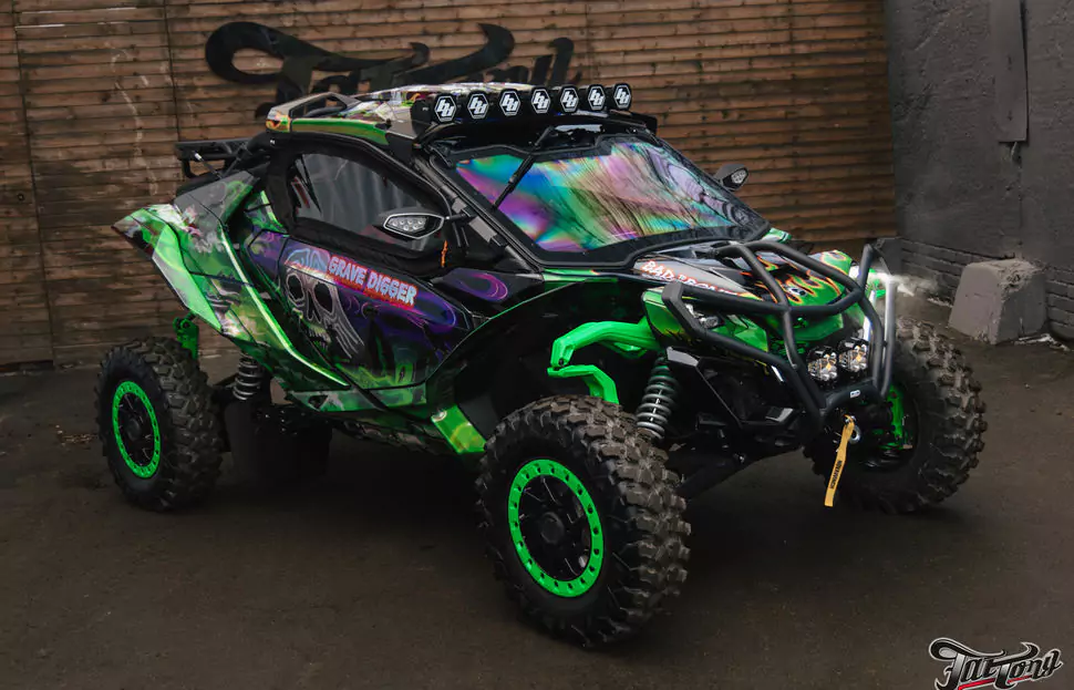 Оклеили багги BRP CAN-AM Maverick R X RS в яркую винилографию!